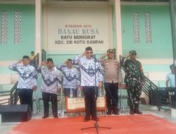 Danpos Serka Indra Putrawan Wakili Danramil Pada Upacara HUT PGRI dan HGN Ke-80 di Stadion Mini Danau Rusa