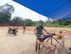 Mendukung Proyek Strategis Nasional, Serda Yos Candra Bantu Tukang Pembangunan Koperasi Merah Putih
