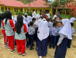 Babinsa Komsos Dengan Siswa SD, Beri Arahan Menjadi Anak Disiplin