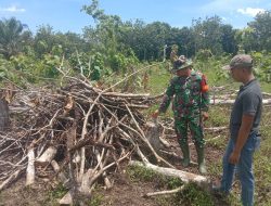 Babinsa Laksanakan Sosialisasi di Kebun Masyarakat Cegah Karhutla