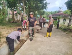 TNI -Polri Bantu Warga Gotong- Royong Bersihkan Drainase Cegah Banjir