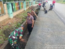 Personel Koramil 12/XIII Koto Kampar Bersama Polsek XIII KK Gelar Gotong -Royong Antisipasi Bencana Banjir