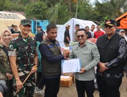 Dandim 0313/KPR Bersama Bupati Kampar Salurkan Bantuan Kemanusiaan untuk Korban Bencana Alam di Sumatra Barat