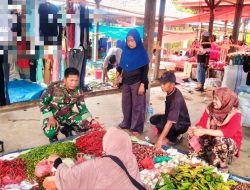 Babinsa Koramil 02 Rambah Kodim 0313/KPR Monitoring Sembako Jelang Nataru