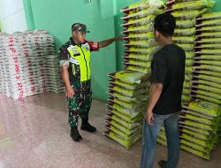 Babinsa Sertu Muhammad Rahmad Sambangi Toko Beras Pantau Ketersediaan Logistik