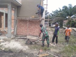 Babinsa Koramil 07/Kampar Serma Martha Suryadi dan Warga Laksanakan Goro Bangun Musholla