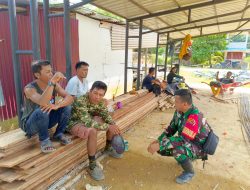 Suasana Akrab Warnai Komsos Babinsa Bersama Tukang KDKMP Desa Sungai Buluh