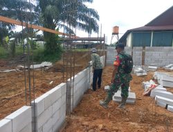 Babinsa Serda Efrizal Pantau Pembangunan Koperasi Desa Kelurahan Merah Putih di Wilayah Binaan