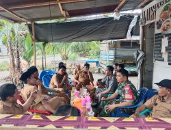 Babinsa Koramil 14/Kepenuhan Komsos Bersama Perangkat Desa Pekan Tebih