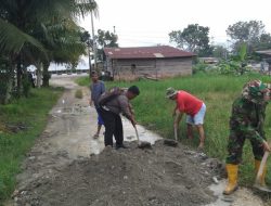 Babinsa Koramil 07/Kampar Bersama Warga Gotong- Royong Timbun Jalan Rusak