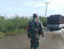 Babinsa Koramil 10 Kunto Darussalam Pantau Banjir di Kabupaten Rokan Hulu