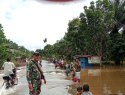 Babinsa Serma Samsul Wahidin Melaksanakan Pemantauan Titik Banjir