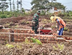 Babinsa Koramil 07/Kampar Serda Jemmi Bersama Warga Goro Bangun Masjid