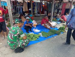 Babinsa koramil 14 /Kepenuhan Pantau Harga Sembako di Pasar Tradisional 