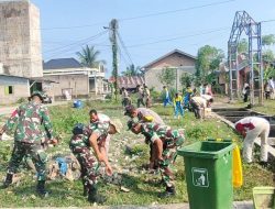 Jalankan Perintah Presiden, Petugas Gabungan Bersihkan Sampah di Riau