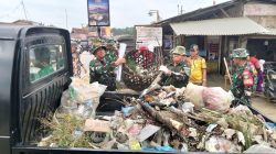 Ciptakan Lingkungan Bersih, Anggota Koramil 16/Tapung Bersama Pemdes dan Anggota Polsek Goro di Pasar Tradisional