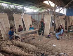 Tambah wawasan, Babinsa Koramil 07/Kampar Komsos Bersama Tukang Mebel Kayu