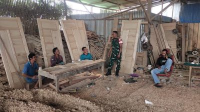 Tambah wawasan, Babinsa Koramil 07/Kampar Komsos Bersama Tukang Mebel Kayu