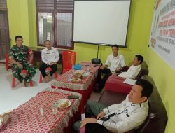 Babinsa Koramil 14/Kepenuhan Komsos Bersama Perangkat Desa Pekan Tebih