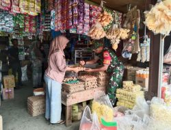 Babinsa Ujung Batu Cek Harga Sembako Jelang Ramadhan