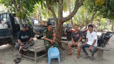 Babinsa Koramil 14/Kepenuhan dan Warga Tumbuhkan Kekompakan Serta Keharmonisan