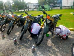 Perawatan Kendaraan Dinas Babinsa Koramil 01/Bkn Lakukan Penggantian Oli Rutin Dilakukan