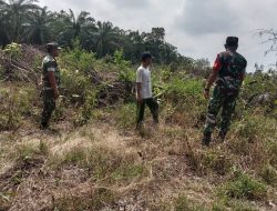 Babinsa Laksanakan Sosialisasi di Kebun Masyarakat Cegah Karhutla karhutla