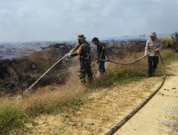Semangat Pantang Surut,Satgas Karhutla Kodim 0313/KPR Masuki Hari Ketujuh Penjinakan Asap dan Pendinginan di Gambut Merbau