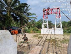 Satgas Kodim 0313/KPR Berjibaku Tarik Seling Baja Jembatan Garuda