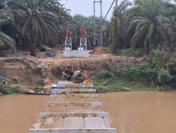 Pasangan Gelagar Penahan Lantai Jembatan Gantung, Progres Pembangunan Capai 65 Persen