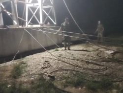 Cahaya di Tengah Kegelapan: Satgas Kodim 0313/KPR dan Warga Lembur Malam Kebut Rampungkan Jembatan Garuda