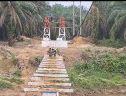 Progres Capai 76%, Kodim 0313/Kpr Gesa Pembangunan Jembatan Gantung Garuda Penghubung Desa Batu Gajah
