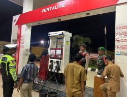 Sinergitas TNI-Polri, Babinsa dan Polsek Pangkalan Kuras Intensifkan Patroli Kamtibmas di SPBU dan Pusat Keramaian
