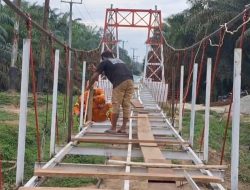 Tangan-Tangan Terampil yang Tak Kenal Lelah,Pembangunan Jembatan Garuda Masuk Tahap Pemasangan Gelagar Lantai dan Dinding Pengaman