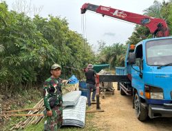 Dobrak Akses Wilayah Terisolir, Kodim 0313/KPR Kawal Pendistribusian Jembatan Aramco ke Tanjung Belit Selatan