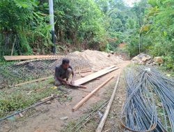 Kodim 0313/KPR Terus Pacu Pembangunan Jembatan Desa Kota Lama di Tengah Keterbatasan Akses