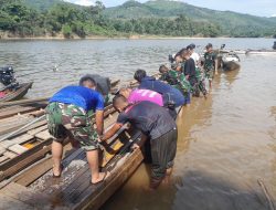 Tembus Arus Sungai Subayang: Personel dan Material Besi Jembatan Gajah Bertalut Mendarat Aman di Lokasi