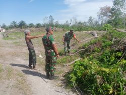 Babinsa Laksanakan Sosialisasi di Kebun Masyarakat Cegah Karhutla