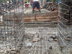 Tembus Isolasi Geografis, Kodim 0313/KPR Distribusikan Bahan Material Jembatan Desa Kota Lama Via Jalur Air