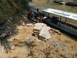 Walau Sungai Santi Surut,Tim Satgas Dorong Sampan Penyaluran Material Jembatan Sampai Lokasi Pengerjaan