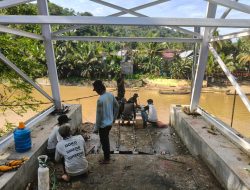 Sinergi TNI dan Warga, Rangka Utama Jembatan Gantung Sungai Subayang Mulai Terbentuk