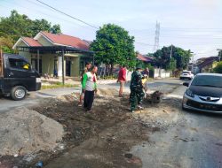Babinsa Koramil 07/Kampar Kodim 0313/KPR Serda Karnovan Dianto Gotong-Royong Bantu Warga Cor Jalan