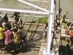 Satgas Kodim 0313/KPR dan Warga Serentak Tarik Seling Baja Jembatan Gajah Bertalut
