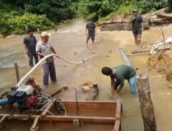 Tingkatkan Ketahanan Jembatan, Satgas Kodim 0313/KPR Gunakan Mesin Penggali di Lokasi Ramco