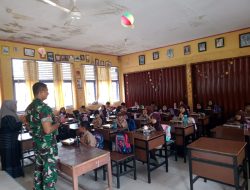 Babinsa Koramil 12/XIII Koto Kampar Antusias Mendampingi Program Makanan Bergizi di Sekolah Wilayah Binaan