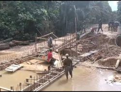 Debit Air Meningkat, Pembangunan Jembatan Ramco Tanjung Belit Selatan Terhenti Sementara Akibat Banjir