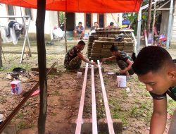 Cuaca Hujan, Satgas Kodim 0313/KPR Alihkan Kegiatan ke Pengecatan Komponen Jembatan Gajah Bertalut