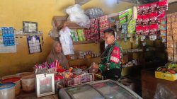 Babinsa Melaksanakan Monitoring Harga Sembako di Warung Warga Wilayah Binaan