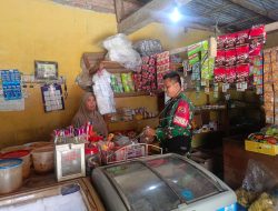 Babinsa Melaksanakan Monitoring Harga Sembako di Warung Warga Wilayah Binaan