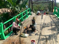 Akselesari Tahap Akhir, Satgas Kodim 0313/KPR Kebut Pemasangan Lantai dan Pagar Pengaman Jembatan Gajah Bertalut